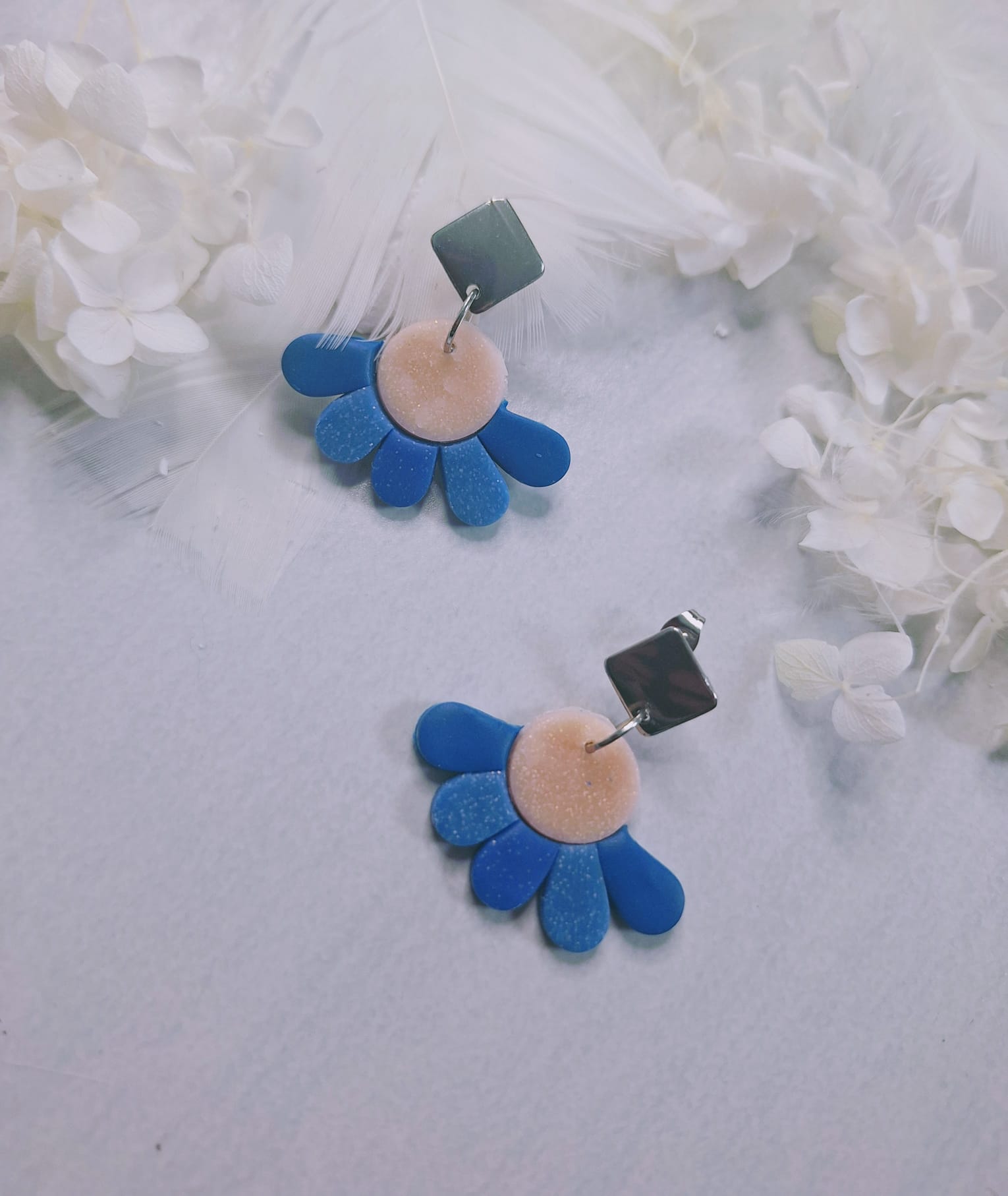 Boucles d&rsquo;oreilles Demi fleur pailletées 🥀