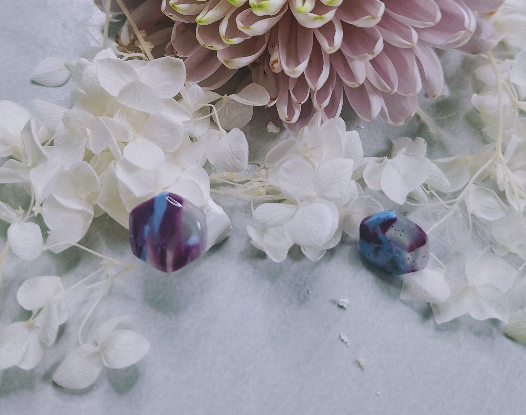 Boucles d&rsquo;oreilles Hexagone violacé 💜