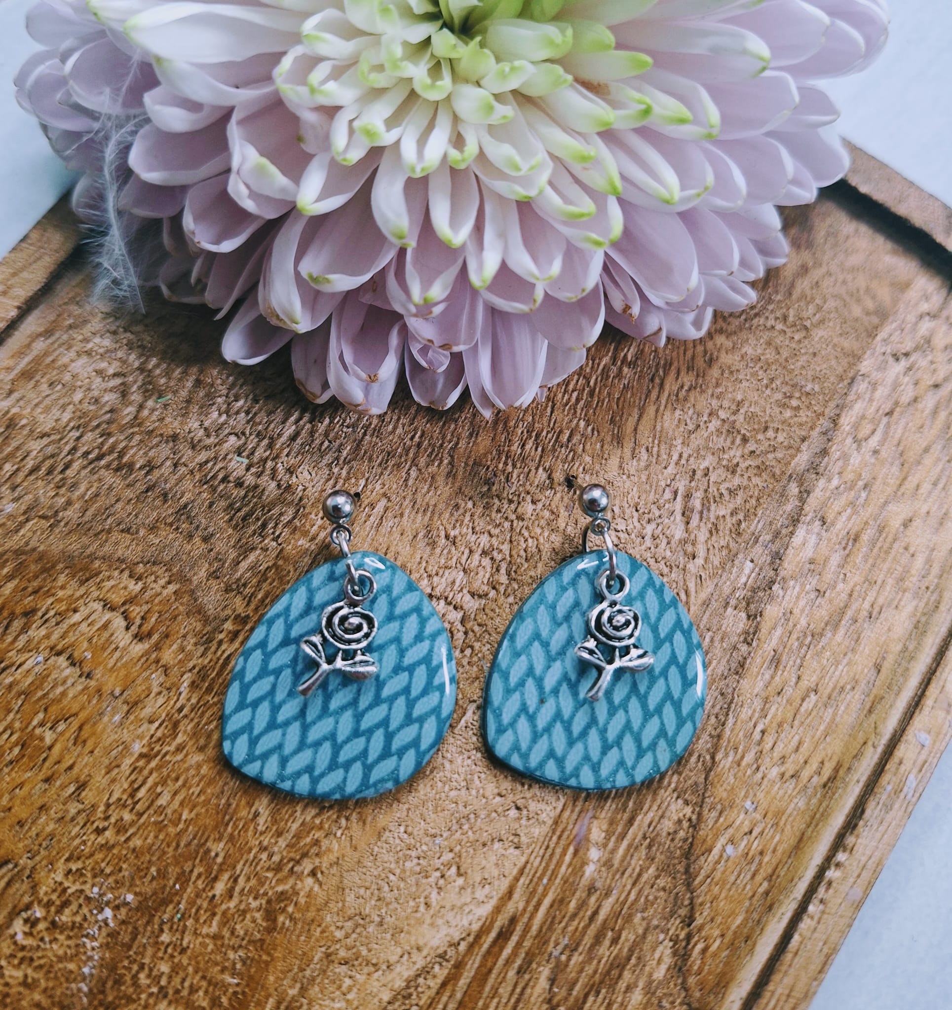 Boucles d&rsquo;oreilles roses givrées 🧊