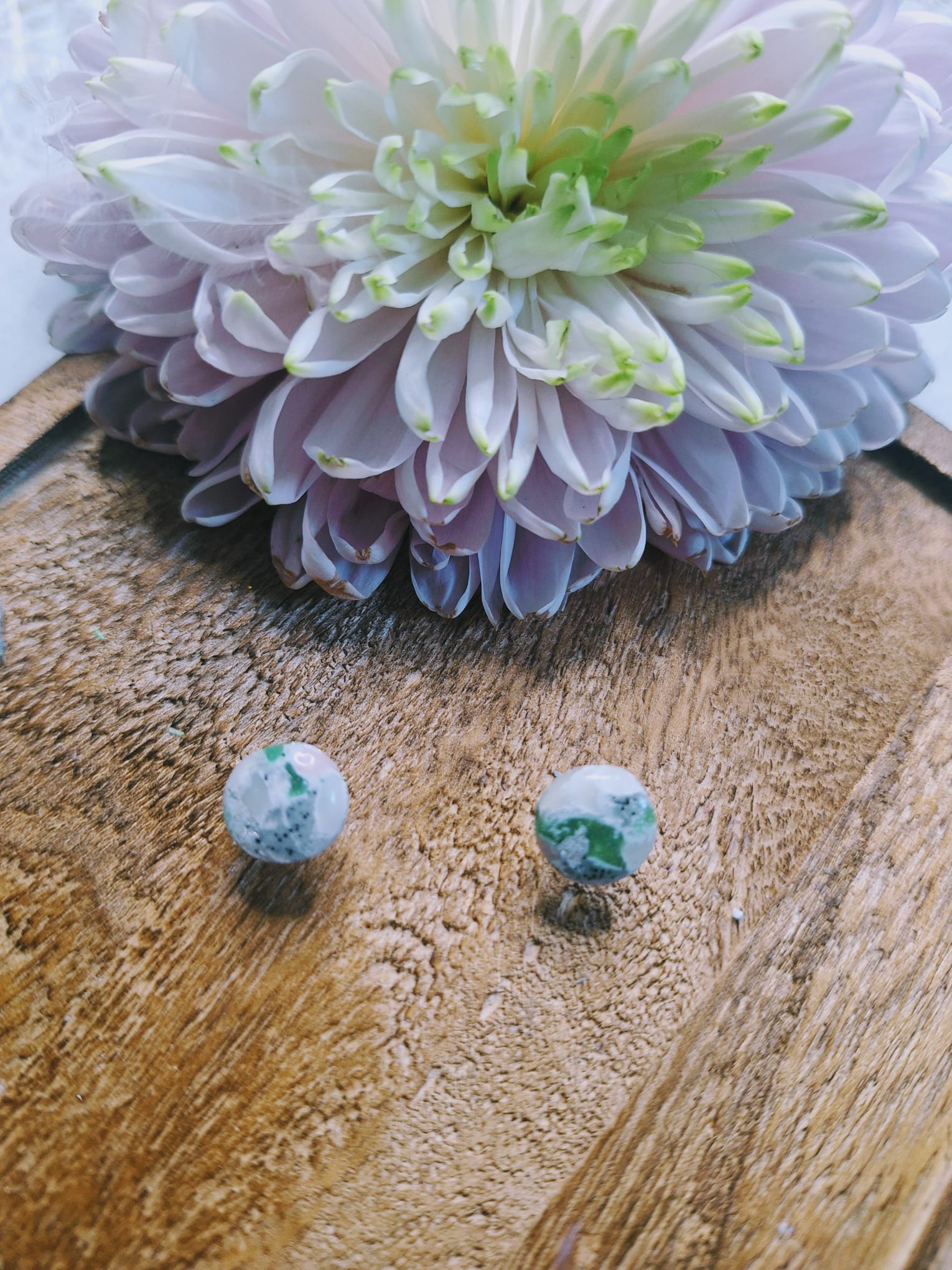 Boucles d&rsquo;oreilles vert argenté ❎