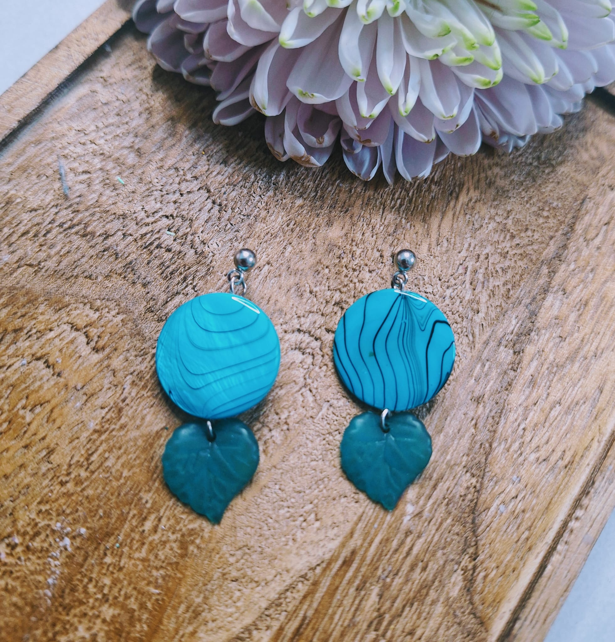 Boucles d&rsquo;oreilles Feuilles bleutées 🍃