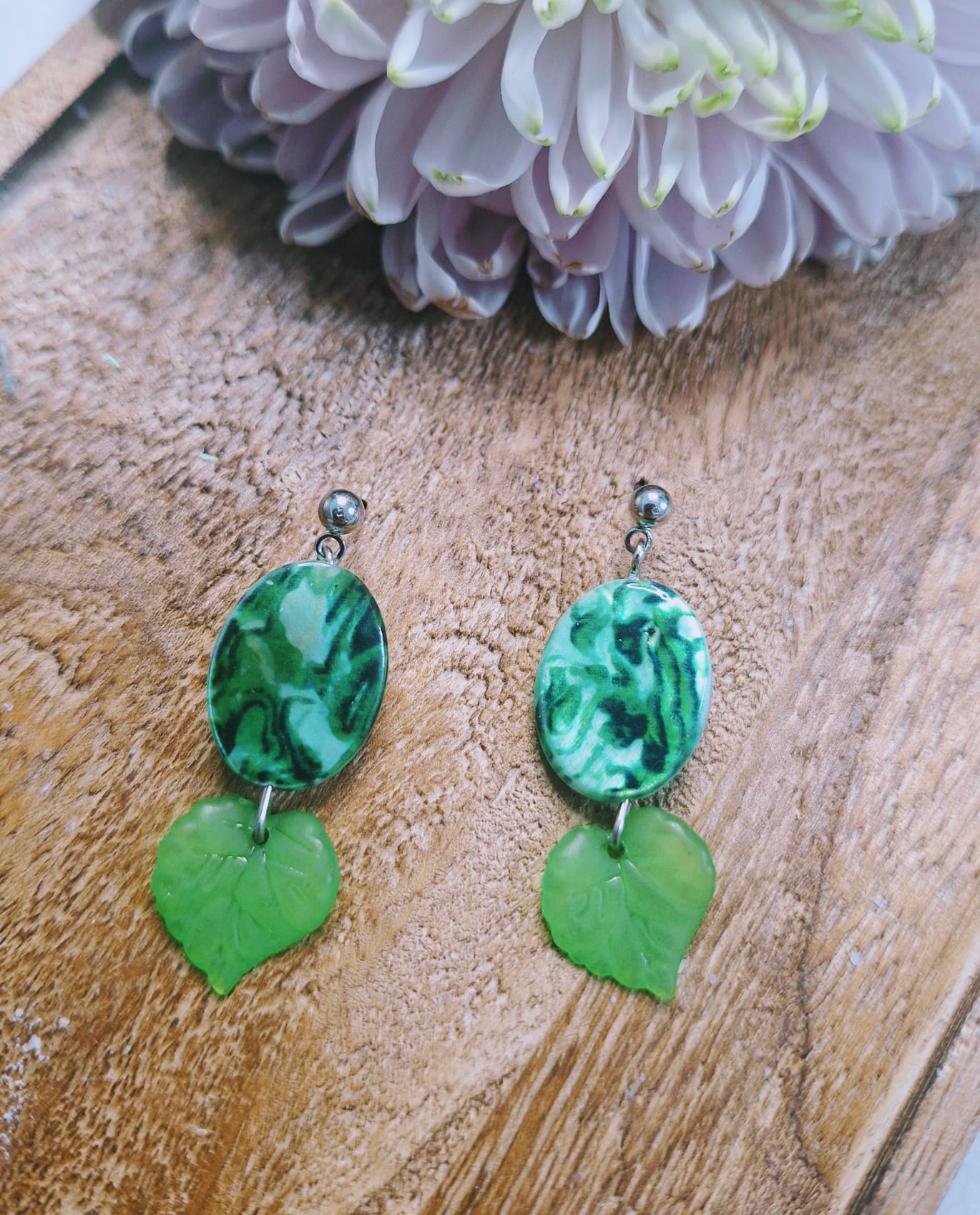 Boucles d&rsquo;oreilles Ovales feuilles vertes 🌿