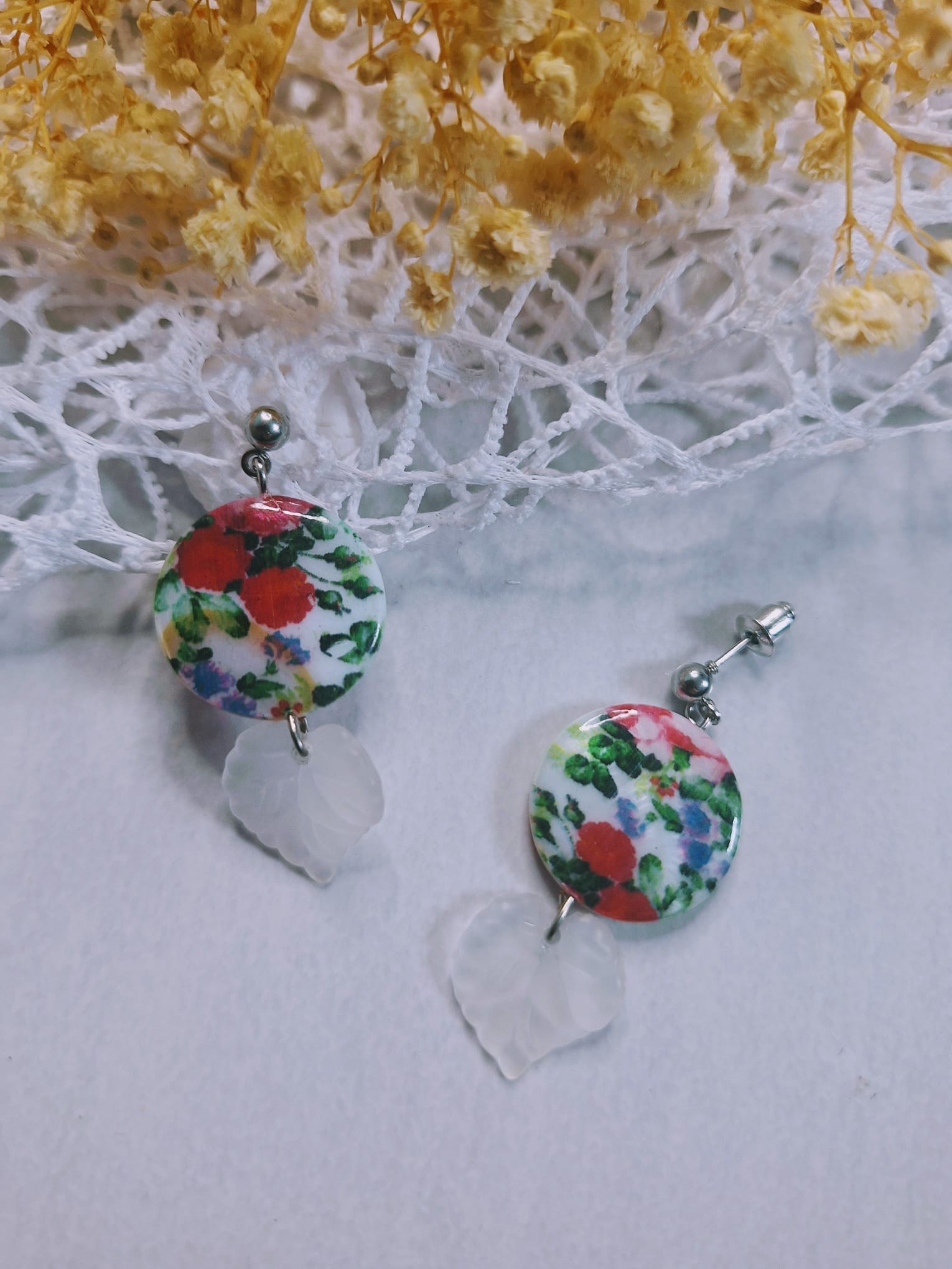 Boucles d&rsquo;oreilles Feuilles fleuries translucides 🍃
