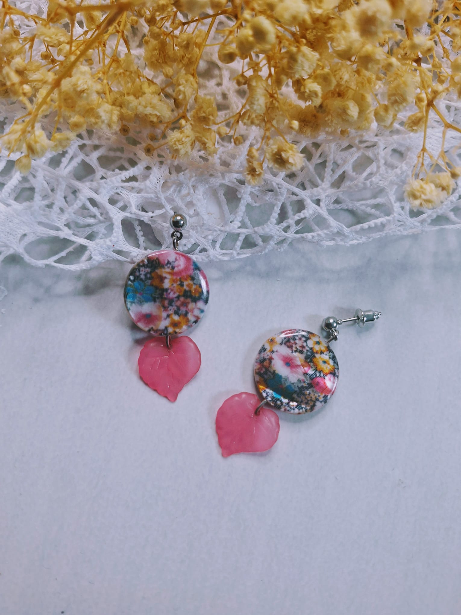 Boucles d&rsquo;oreilles Feuilles fleuries rosées 🍂