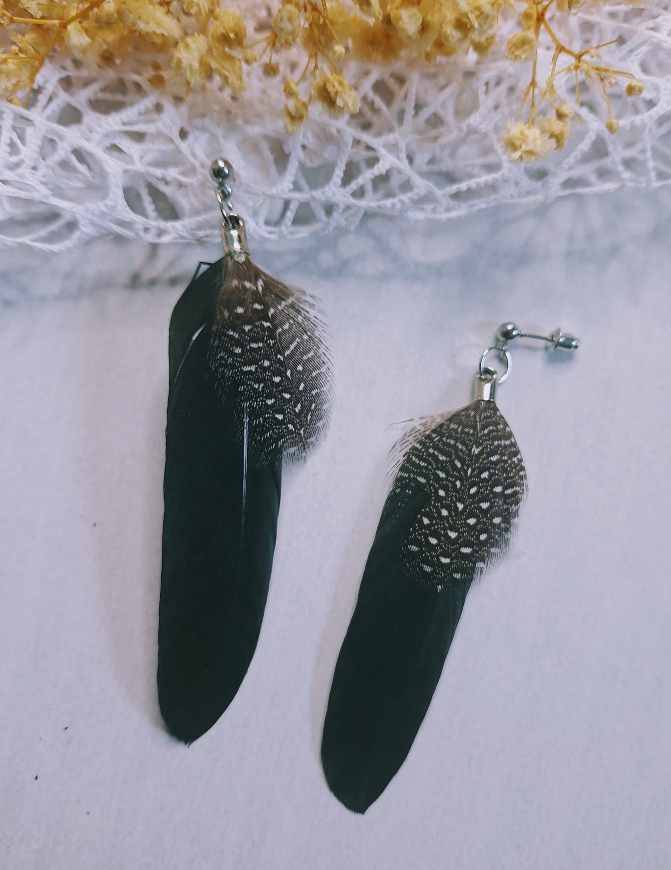 Boucles d&rsquo;oreilles Plumes noires 🪶