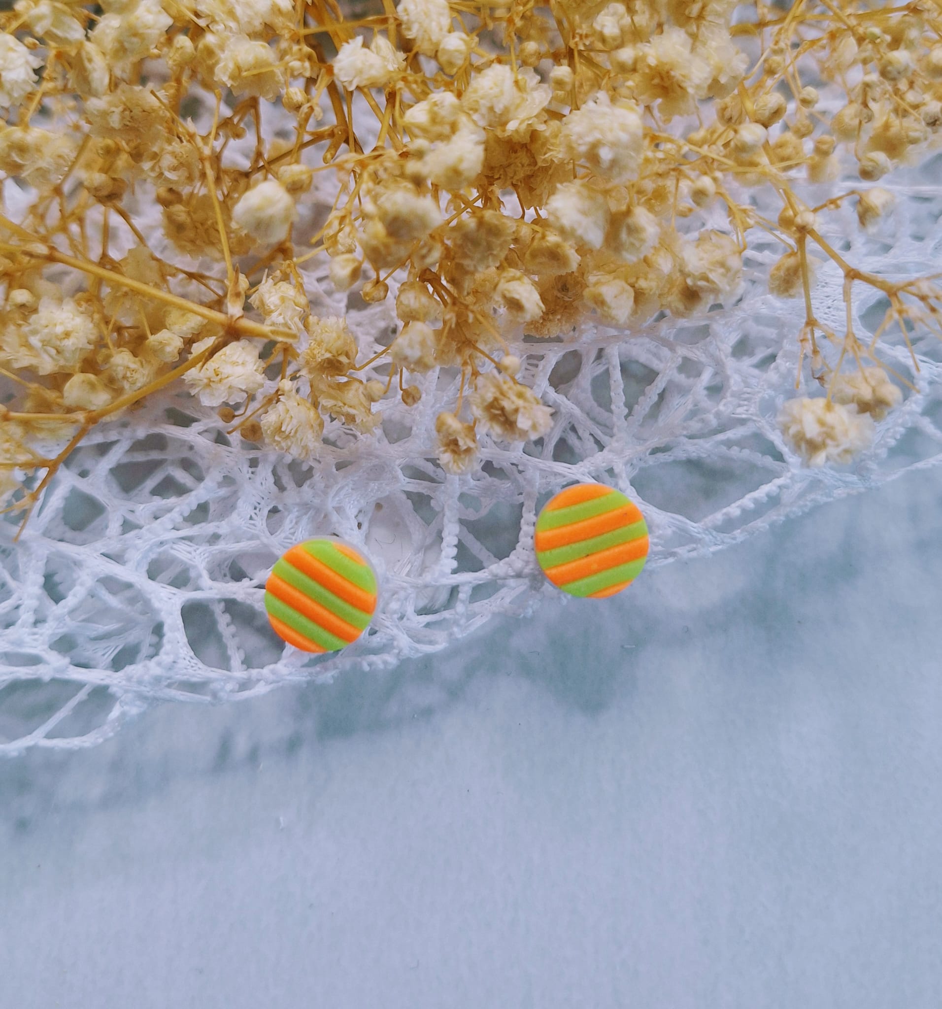 Boucles d&rsquo;oreilles Puces fluos 🟡