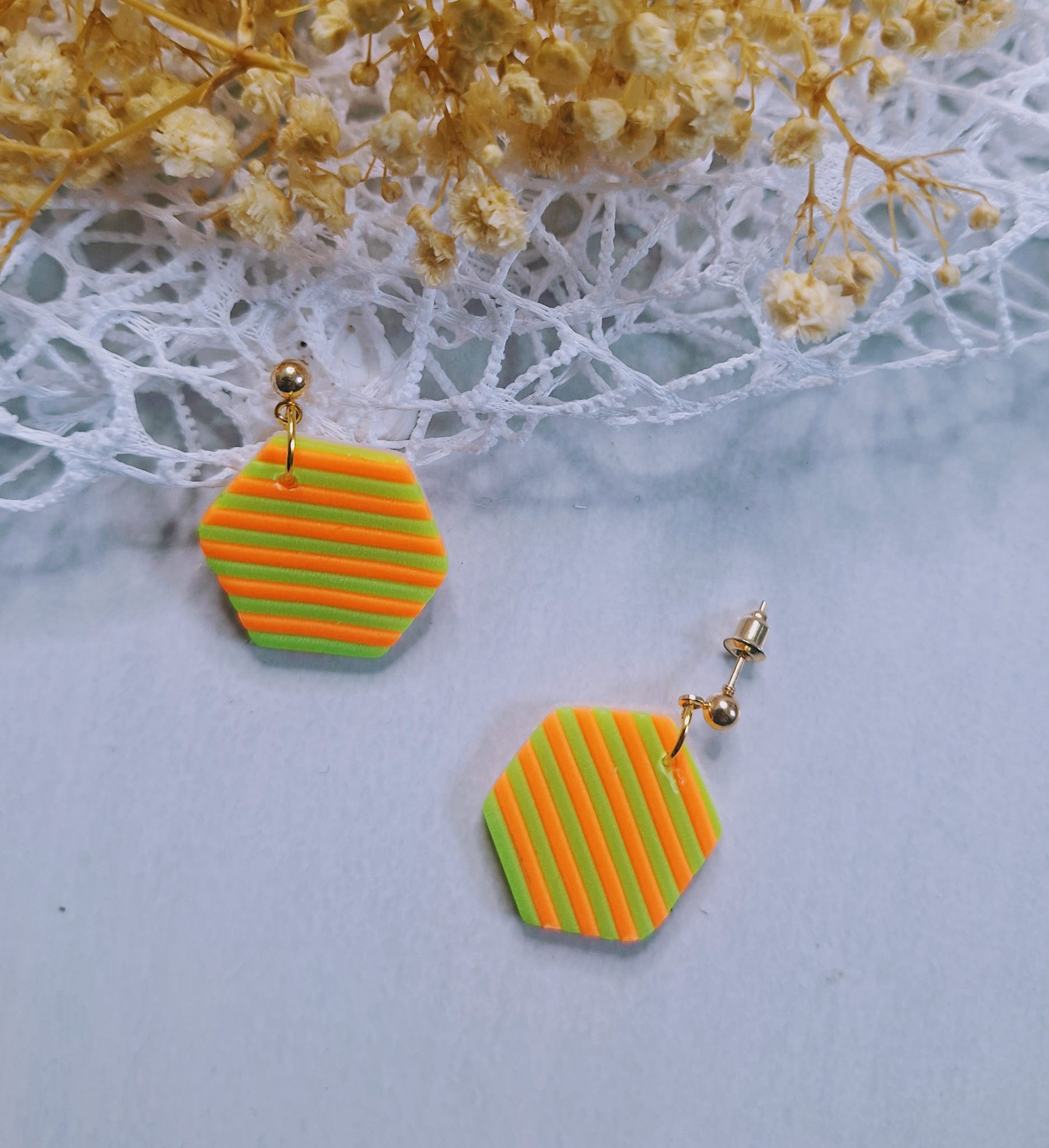 Boucles d&rsquo;oreilles Fluo hexagonale 🟡