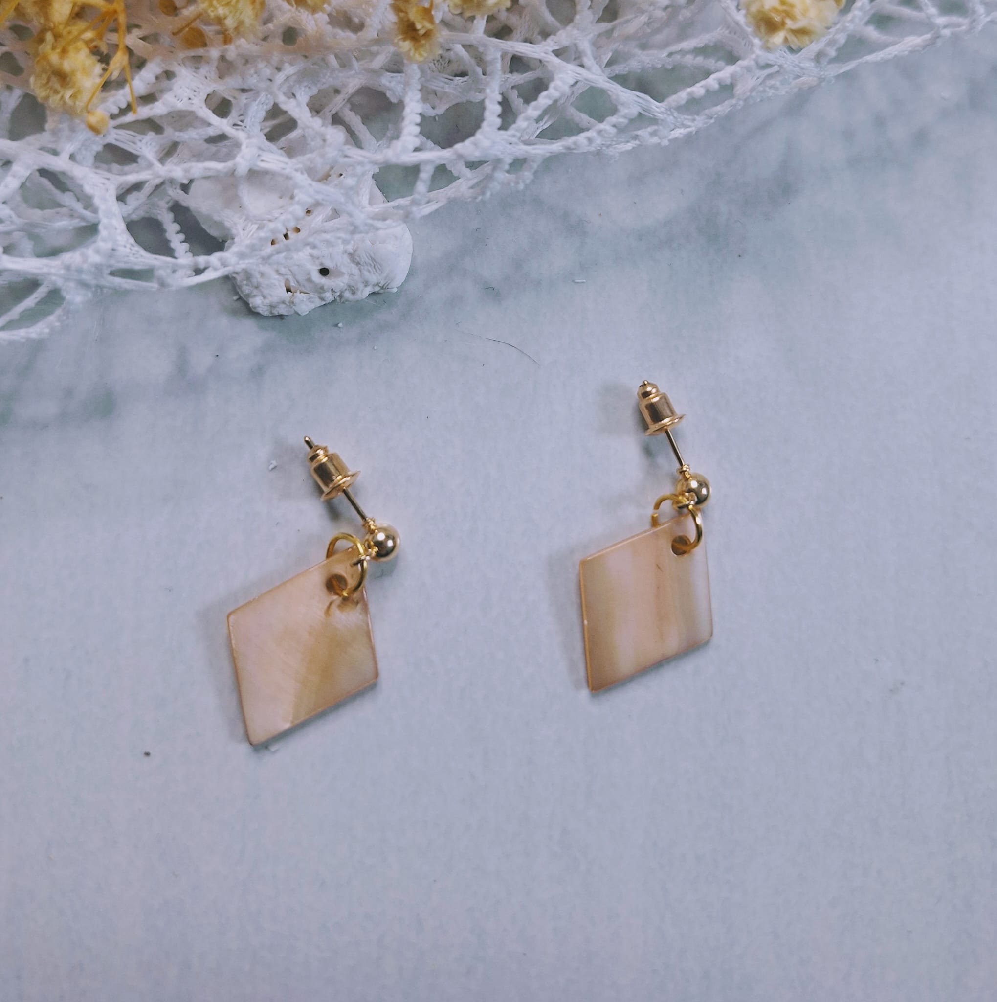 Boucles d&rsquo;oreilles losanges nacré marron 🔶